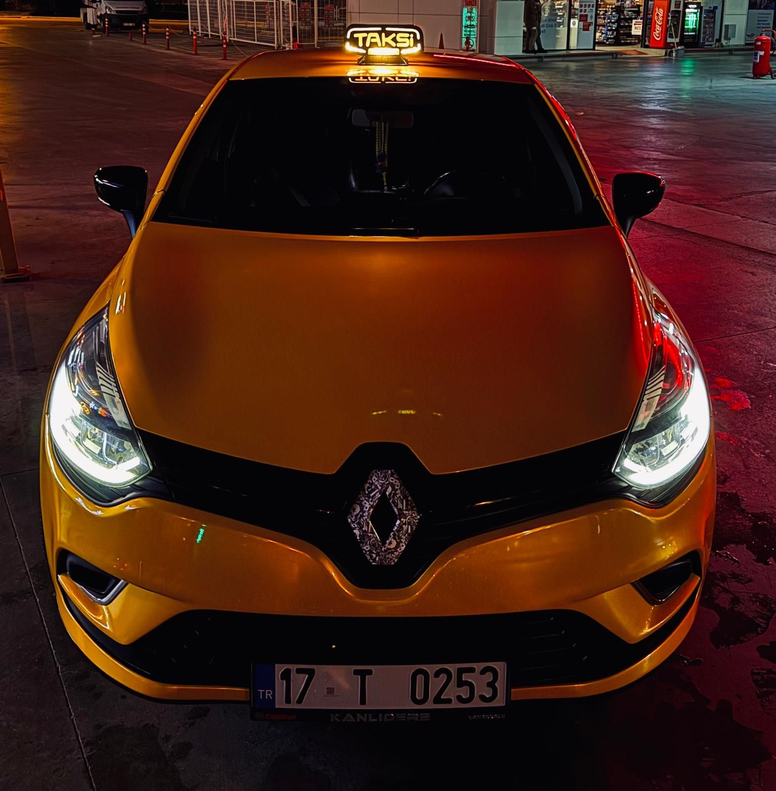 Gece tavan lambası yanan sarı taksimizin önden görünümü